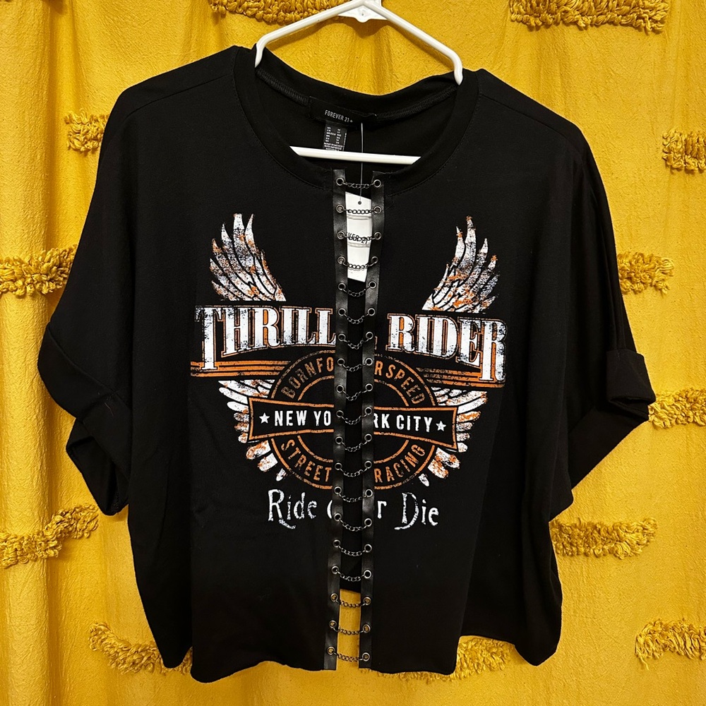 Graphic tee w/ chains